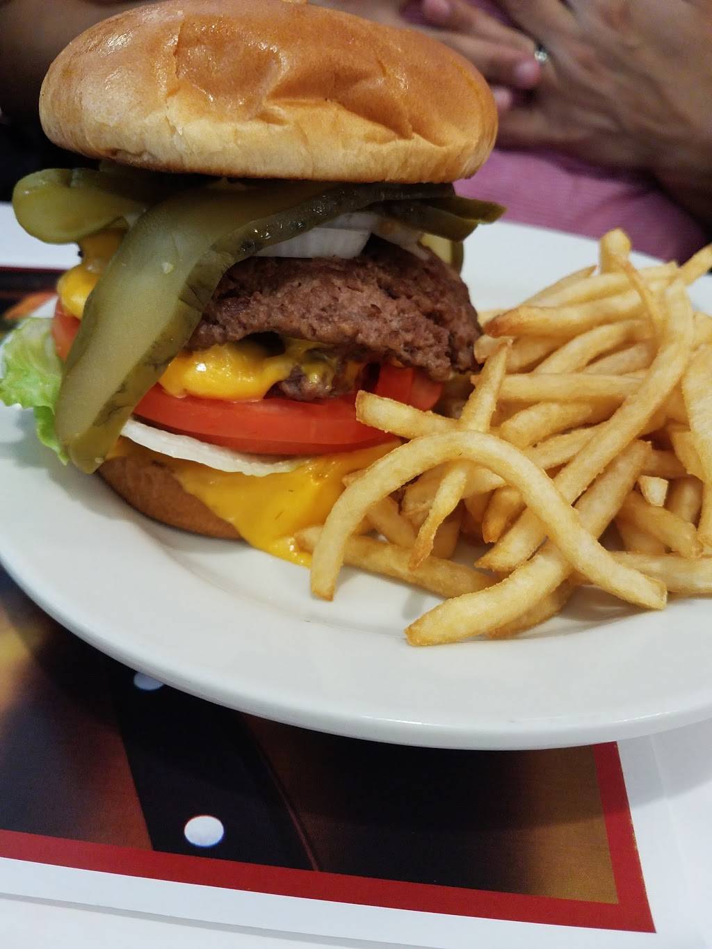 Steak n Shake | restaurant | 3229 N University St, Peoria, IL 61604, USA | 3096828723 OR +1 309-682-8723