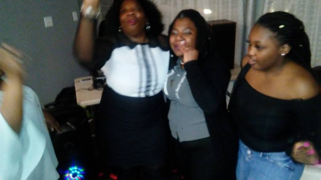 Chicago Wings Around the World | restaurant | 557 E 75th St, Chicago, IL 60619, USA | 7739524795 OR +1 773-952-4795