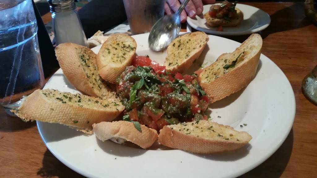 Johnny Carinos | restaurant | 3015 W Shore Dr, Holland, MI 49424, USA | 6167385200 OR +1 616-738-5200