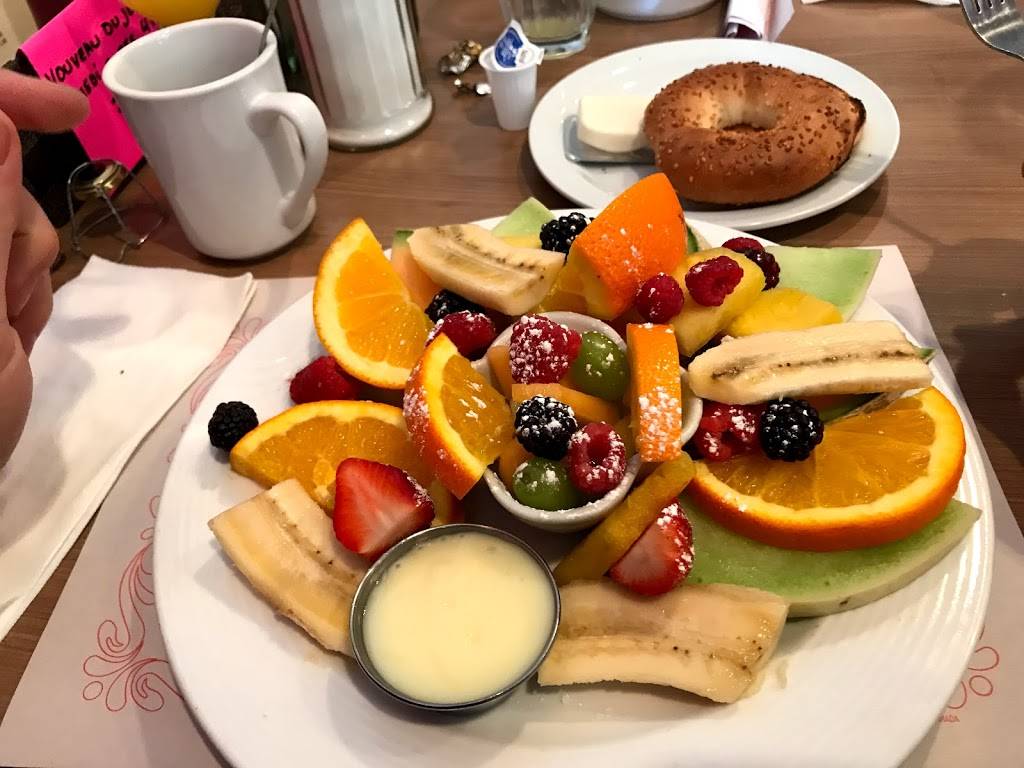 Le Restaurant Du Carrefour | restaurant | 505 Avenue Béthany, Lachute, QC J8H 4A6, Canada | 4504093229 OR +1 450-409-3229