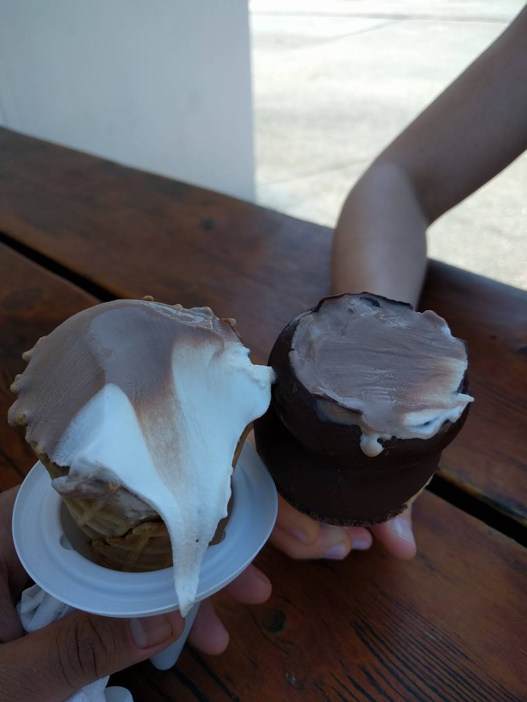 Charlevoix Dairy Grille, LLC | restaurant | 1111 Bridge St, Charlevoix, MI 49720, USA | 2315479771 OR +1 231-547-9771