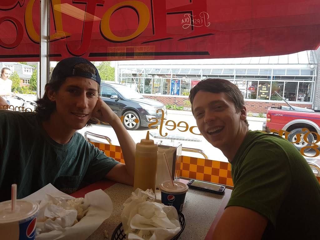 Southtown Hot Dogs | restaurant | 103 E Vallette St, Elmhurst, IL 60126, USA | 6308324550 OR +1 630-832-4550