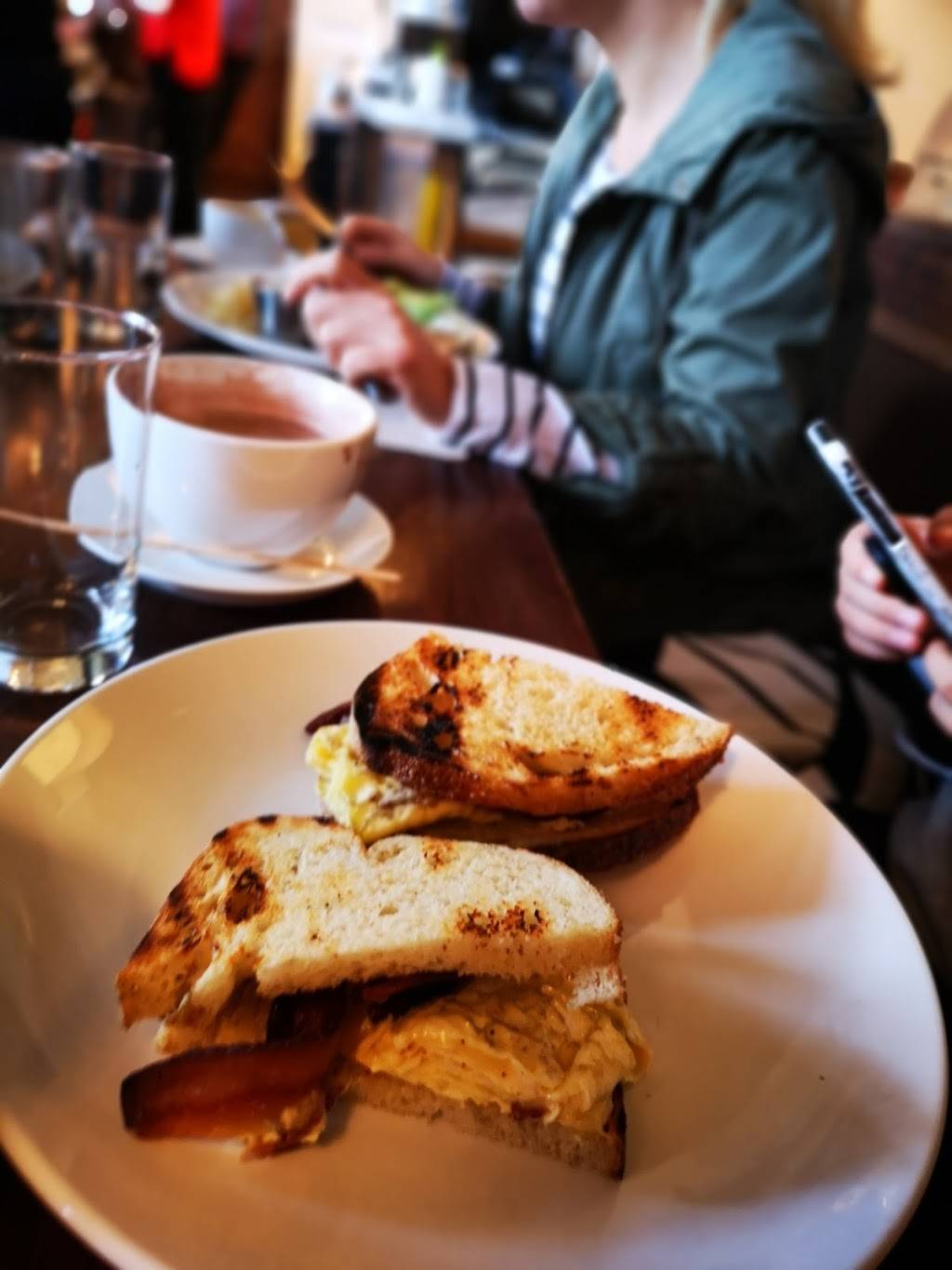 Friedmans | restaurant | 450 10th Ave, New York, NY 10018, USA | 2122681100 OR +1 212-268-1100