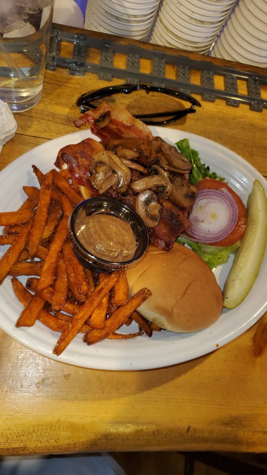 Roadhouse Bar and Grill | restaurant | 10188 US-34, Grand Lake, CO 80447, USA | 9706279300 OR +1 970-627-9300