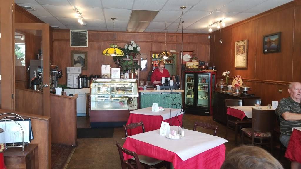 Cheesers Palace Cafe | cafe | 707 W Montrose St, Clermont, FL 34711, USA | 3524049431 OR +1 352-404-9431