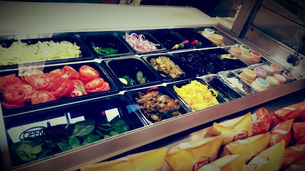 Subway Restaurants | restaurant | 17261 Ventura Blvd, Encino, CA 91316, USA | 8189063376 OR +1 818-906-3376