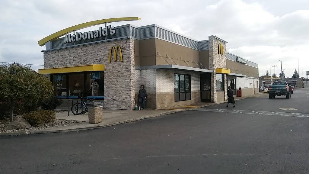 McDonalds | cafe | 222 S 3rd St, Terre Haute, IN 47807, USA | 8122342207 OR +1 812-234-2207
