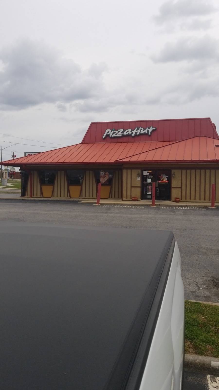 Pizza Hut | meal takeaway | 829 E Atlantic St, South Hill, VA 23970, USA | 4344473757 OR +1 434-447-3757