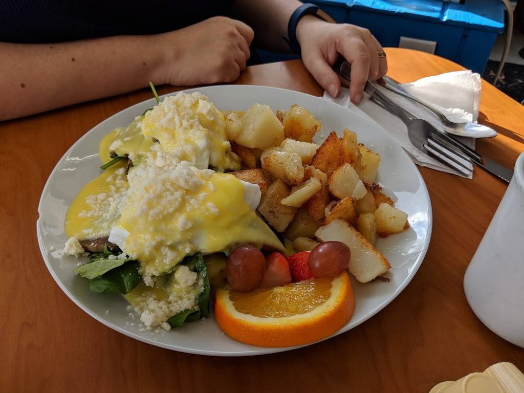 Louis Restaurant | meal takeaway | 4728 Wyandotte St E, Windsor, ON N8Y 1H7, Canada | 5199456315 OR +1 519-945-6315