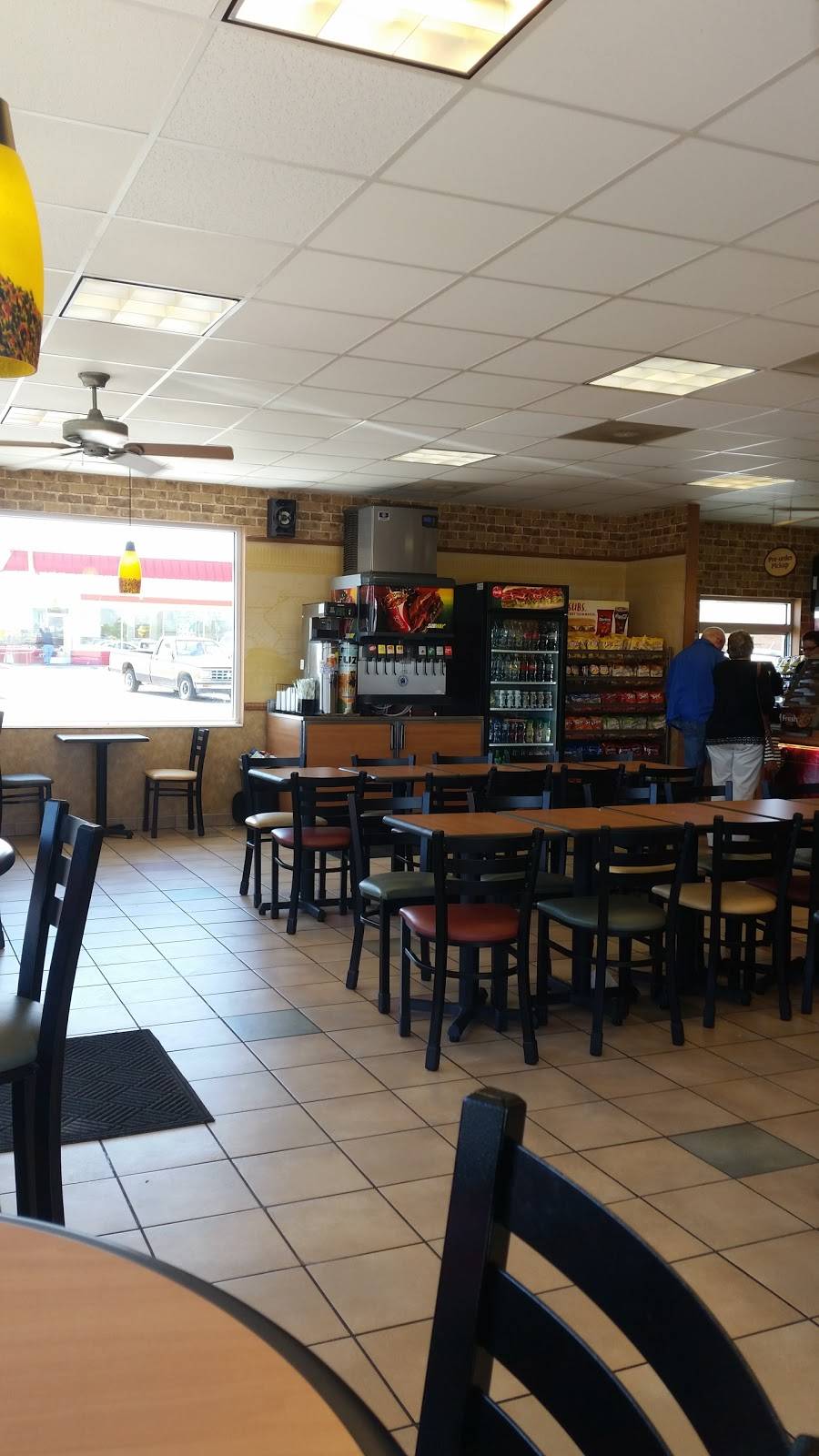 Subway | restaurant | 160 Crockett Manor Dr, Trenton, TN 38382, USA | 7318559555 OR +1 731-855-9555