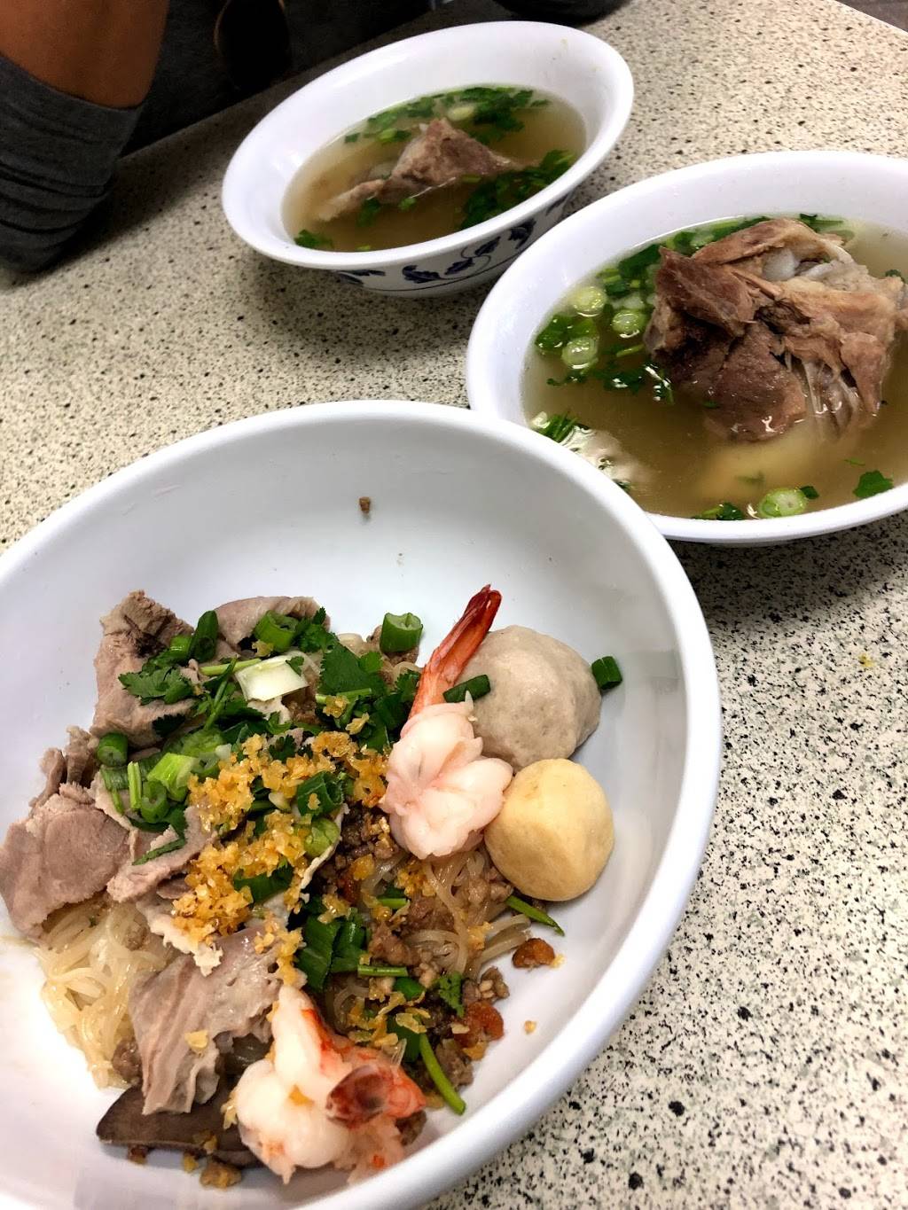 Golden Lake Eatery | restaurant | 424 W College St, Los Angeles, CA 90012, USA | 2132981668 OR +1 213-298-1668