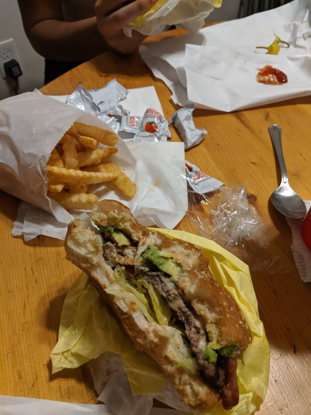 Super Toms Burgers | restaurant | 9531 Rosedale Hwy, Bakersfield, CA 93312, USA | 6615880005 OR +1 661-588-0005