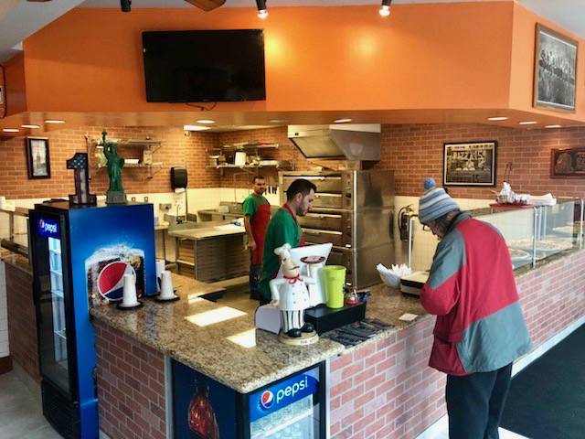 Pizza Di Famiglia | restaurant | 2242 S Kinnickinnic Ave, Milwaukee, WI 53207, USA | 4149880001 OR +1 414-988-0001