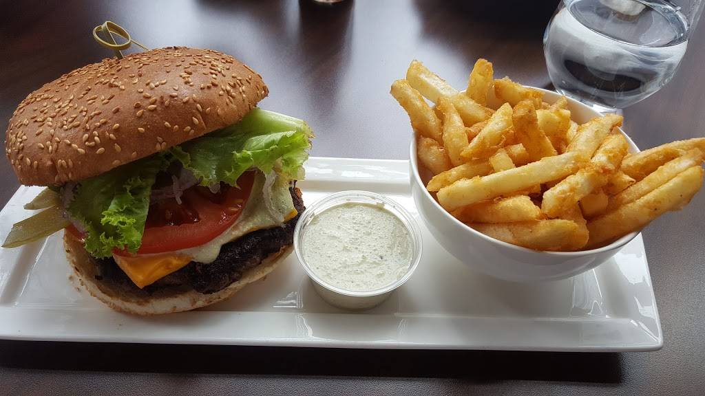 Roses New York downtown | restaurant | 135 Fort York Blvd, Toronto, ON M5V 0E3, Canada | 4165517336 OR +1 416-551-7336