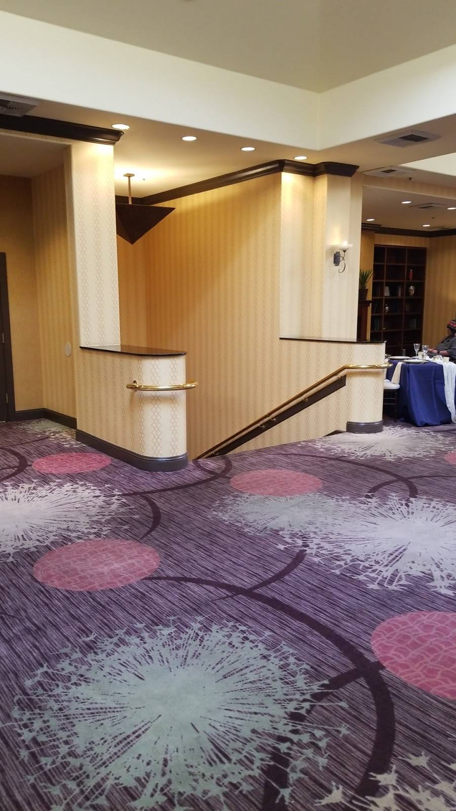 Vineyards Restaurant and Bar | restaurant | 45 John Glenn Dr, Concord, CA 94520, USA | 9255213783 OR +1 925-521-3783