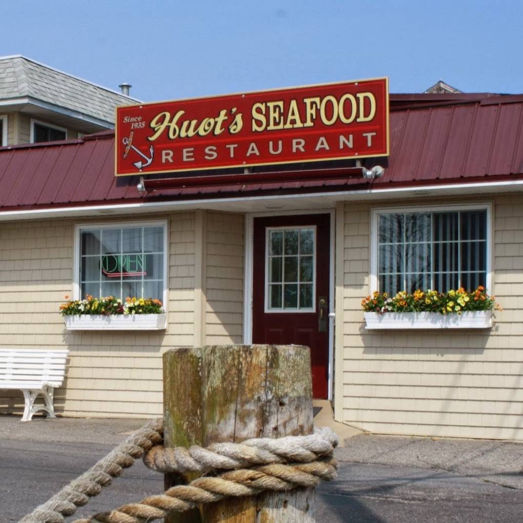 Huots Seafood Restaurant | restaurant | 29 Eastern Avenue, Camp Ellis Beach, Saco, ME 04072, USA | 2072821642 OR +1 207-282-1642