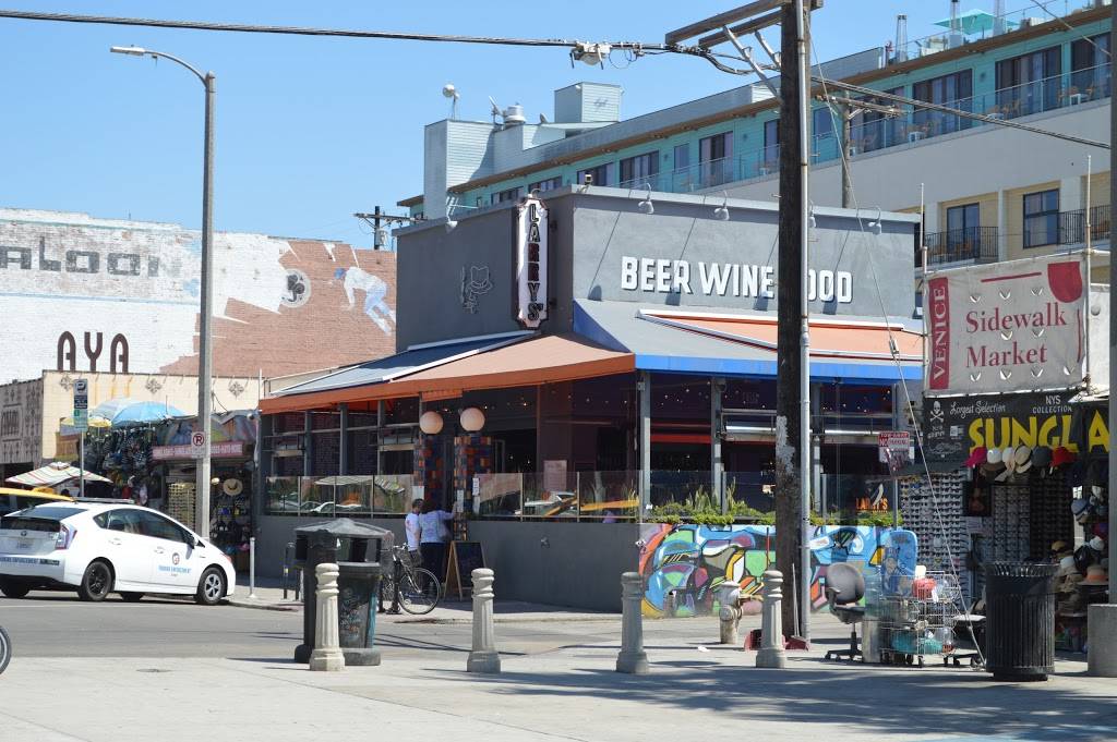 Larrys | restaurant | 24 Windward Ave, Venice, CA 90291, USA | 3103992700 OR +1 310-399-2700