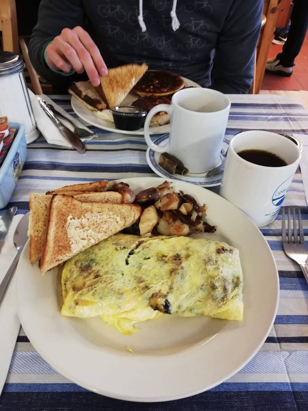 Lighthouse Cafe | cafe | 216 MA-28, West Harwich, MA 02671, USA | 5084325399 OR +1 508-432-5399