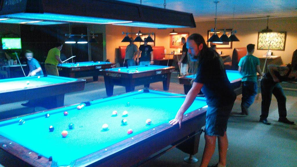 Family Billiards & Restaurant | restaurant | 166 Lantana Rd # 101, Crossville, TN 38555, USA | 9314844494 OR +1 931-484-4494