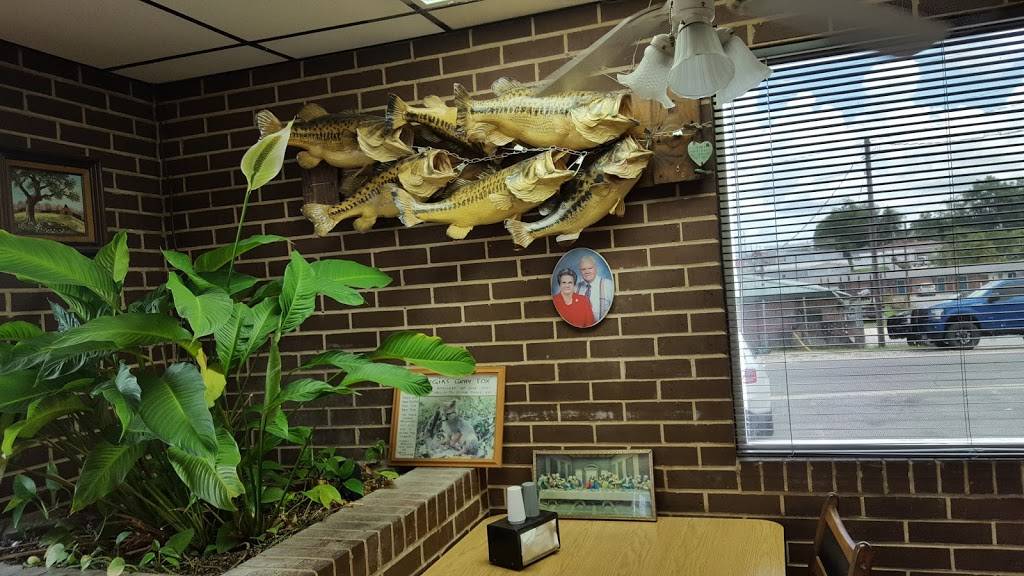 Waylons Family Restaurant | restaurant | 77 E Oak St, McRae-Helena, GA 31055, USA | 2298682590 OR +1 229-868-2590