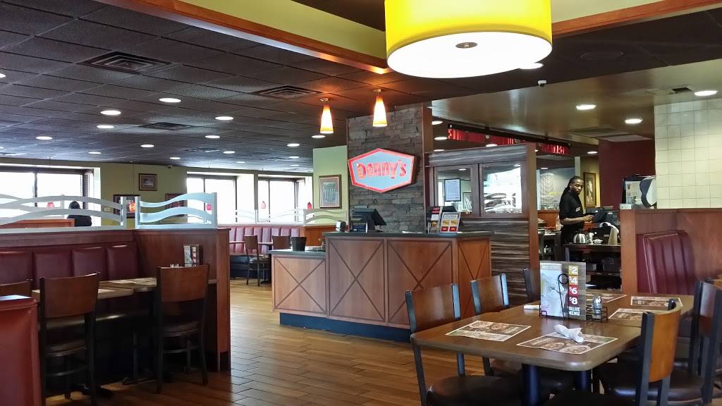 Dennys | restaurant | 11155 W North Ave, Wauwatosa, WI 53226, USA | 4147717215 OR +1 414-771-7215
