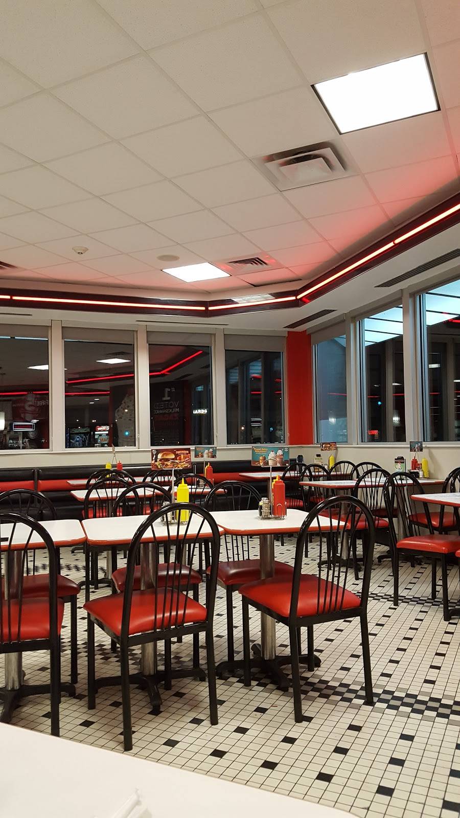 Steak n Shake | restaurant | 1305 Locke Dr, Bourbonnais, IL 60914, USA | 8159325600 OR +1 815-932-5600