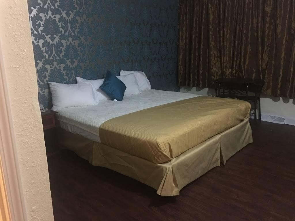 Village Inn | restaurant | 3001 W Wisconsin Ave, Milwaukee, WI 53208, USA | 4143447500 OR +1 414-344-7500