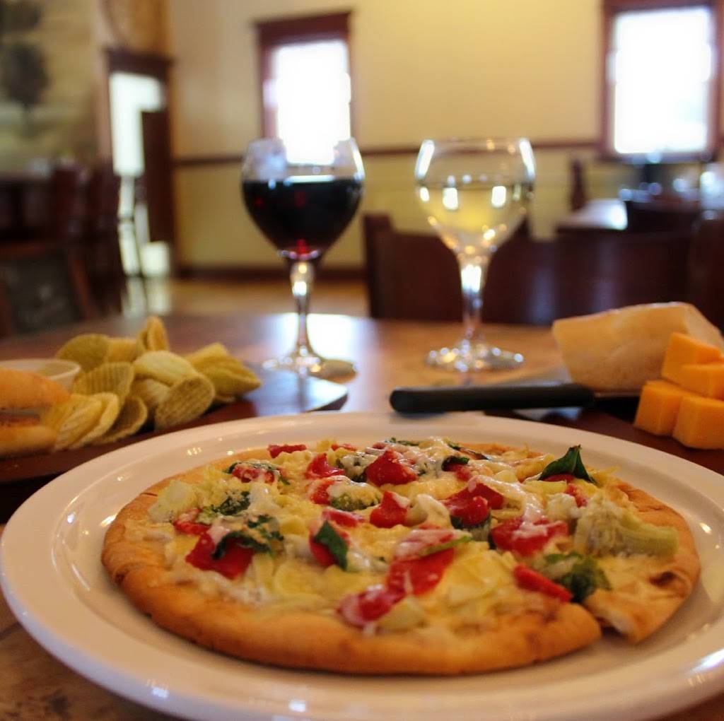 Hallidays Winery | restaurant | 2400 NE River Rd, Lake Milton, OH 44429, USA | 3306549463 OR +1 330-654-9463