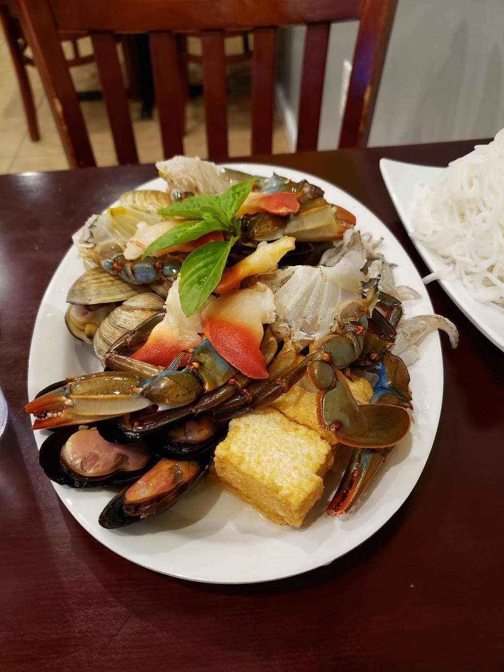 Mama Lau va Oc | restaurant | 5038 W Colonial Dr, Orlando, FL 32808, USA | 4083379999 OR +1 408-337-9999