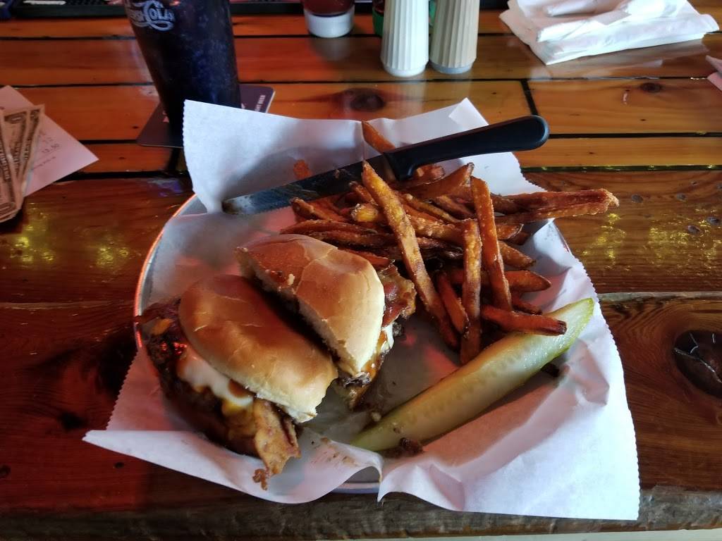 Tornados Grub & Pub | restaurant | 1600 3rd St SE, Cedar Rapids, IA 52401, USA | 3193649378 OR +1 319-364-9378