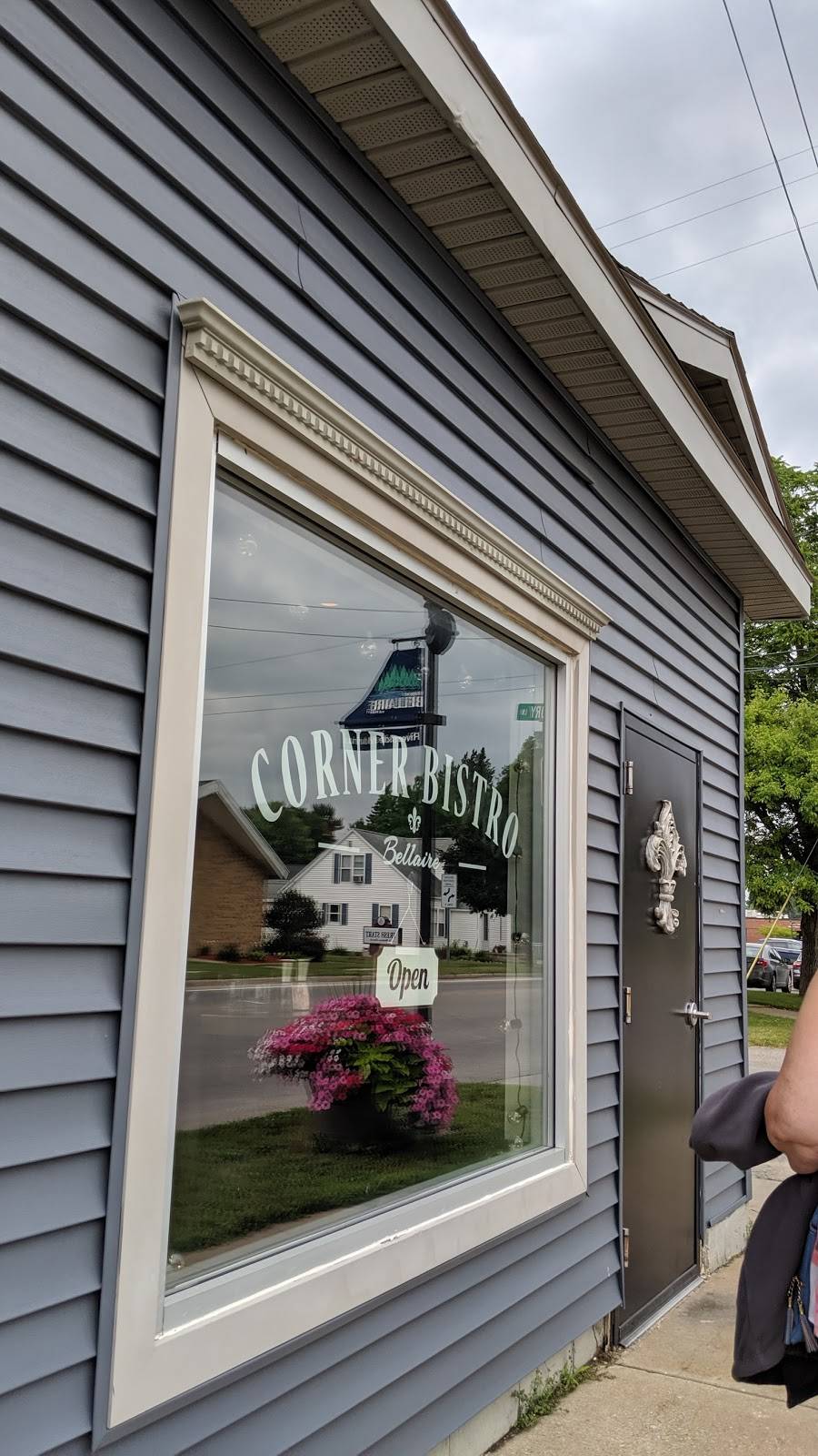 Corner Bistro | restaurant | 102 N Bridge St, Bellaire, MI 49615, USA | 2314097088 OR +1 231-409-7088