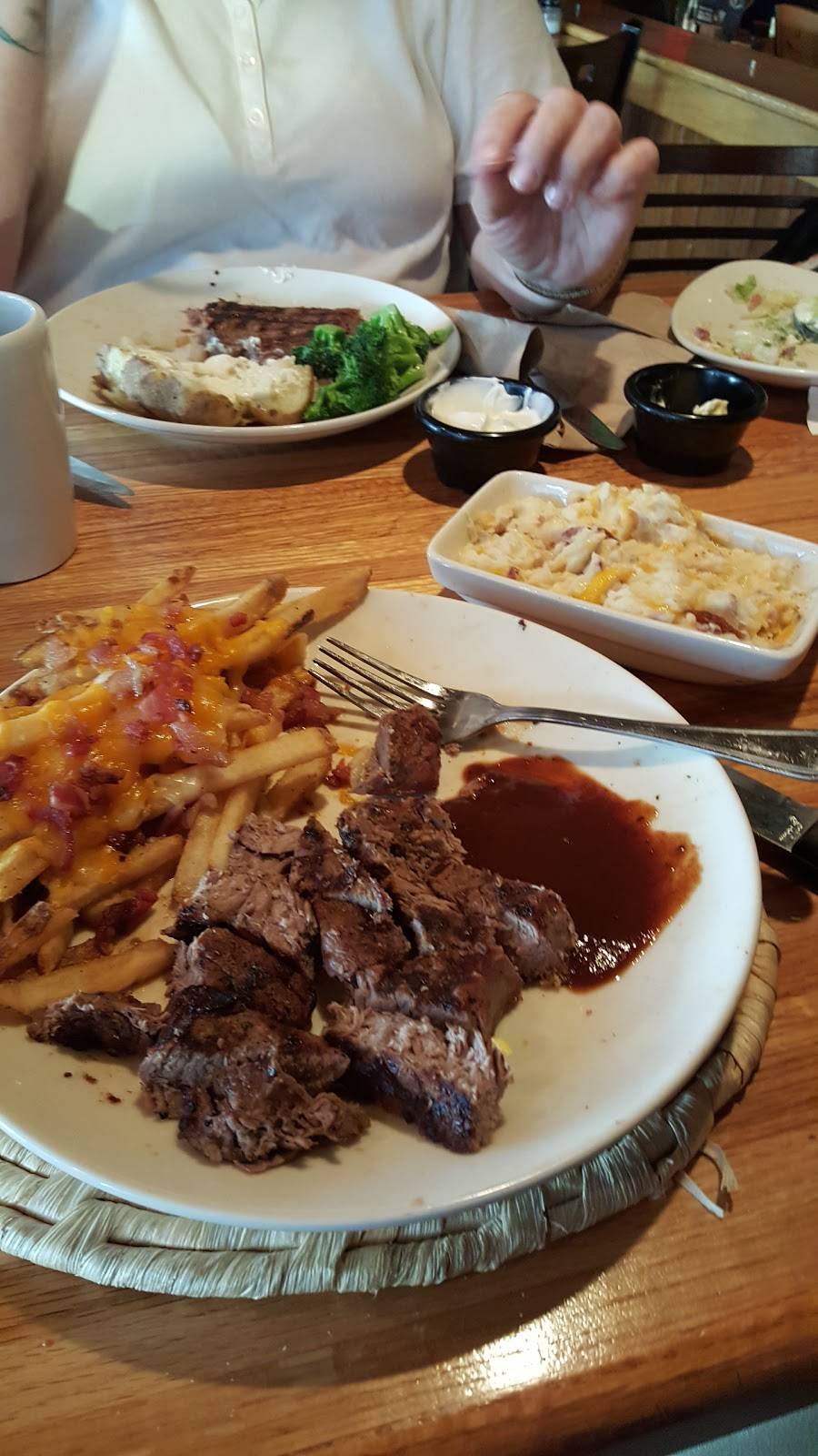 Applebees Grill + Bar | restaurant | 2506 S 3rd St, Terre Haute, IN 47802, USA | 8122322661 OR +1 812-232-2661