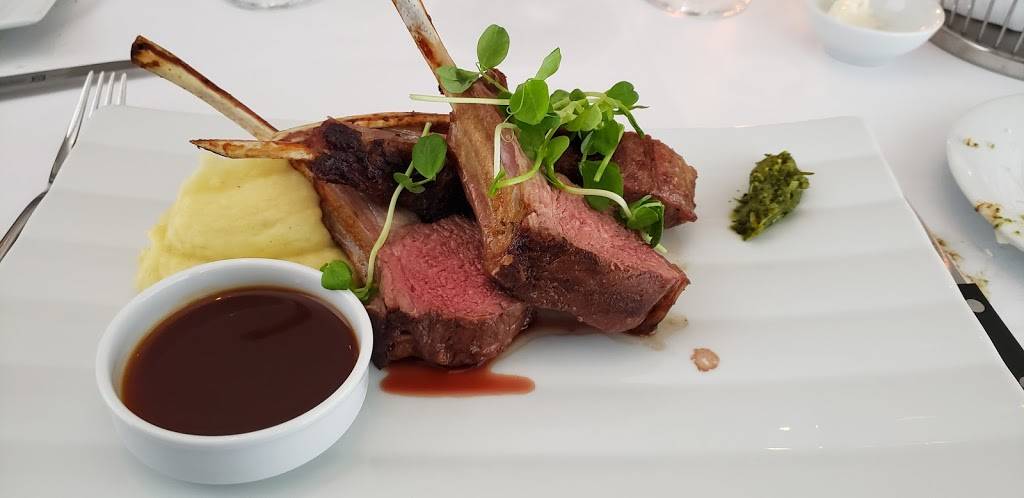 The Carriage House Restaurant | restaurant | 2101 Old Lakeshore Rd, Burlington, ON L7R 1A4, Canada | 9056347723 OR +1 905-634-7723