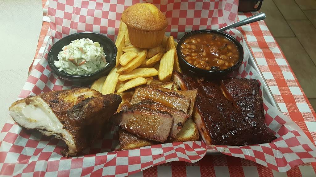 Famous Daves Bar-B-Que | restaurant | 3645 Vincennes Rd, Indianapolis, IN 46268, USA | 3178240200 OR +1 317-824-0200