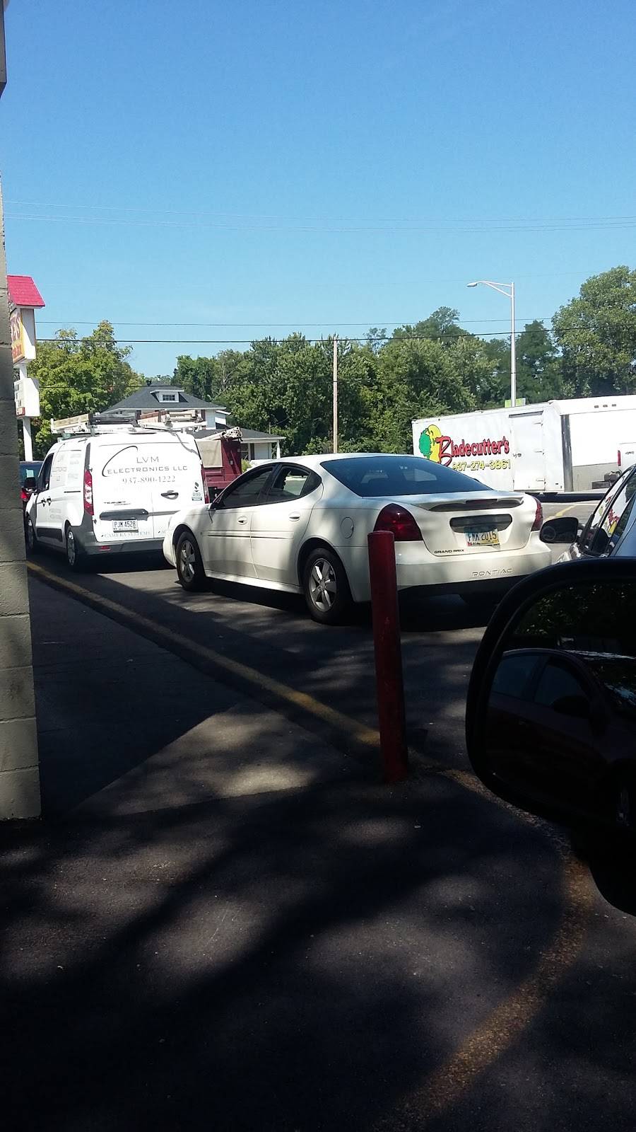 Lees Famous Recipe Chicken | restaurant | 6056 N Dixie Dr, Dayton, OH 45414, USA | 9378902291 OR +1 937-890-2291