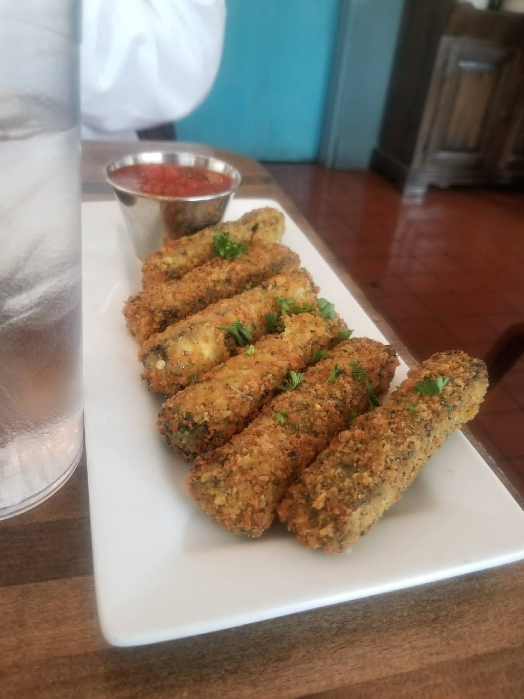 Ginos East Of Lakeview | restaurant | 2801 N Lincoln Ave, Chicago, IL 60657, USA | 7733273737 OR +1 773-327-3737