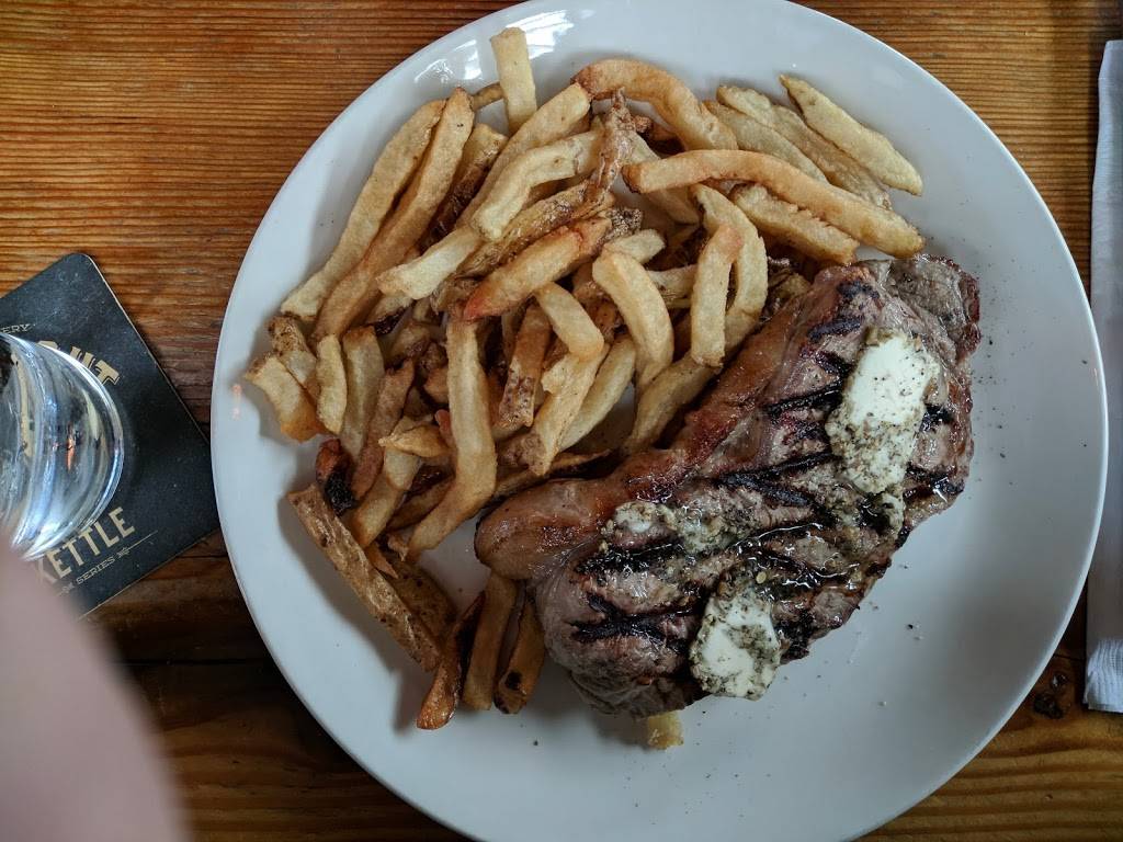 Red House West | restaurant | 629 Fortune Crescent, Kingston, ON K7P 0L5, Canada | 6133843999 OR +1 613-384-3999