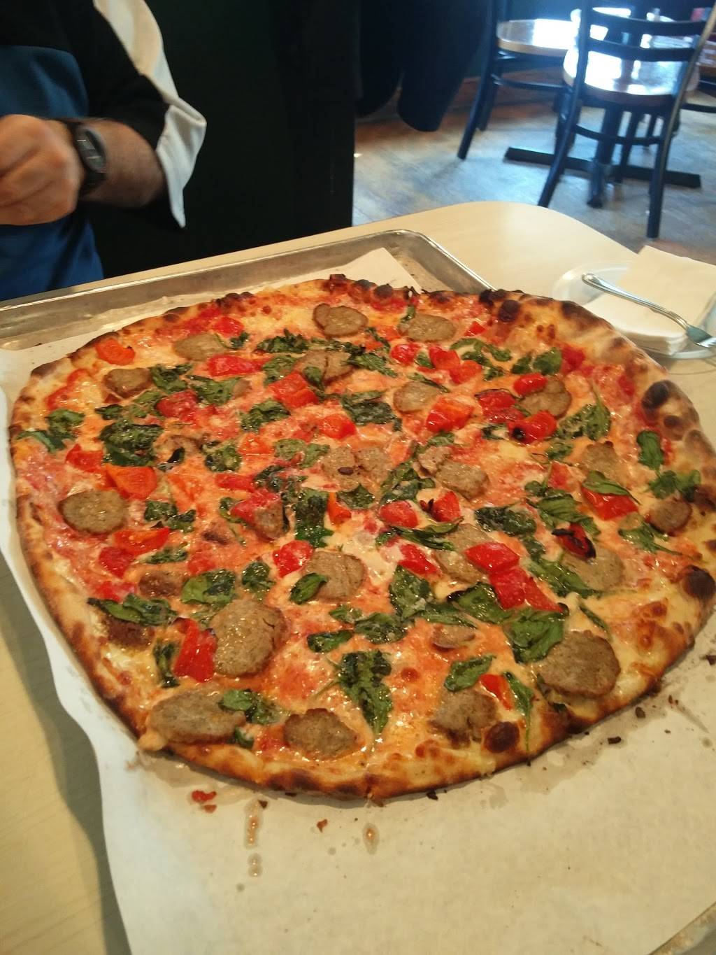 Frank Pepe Pizzeria Napoletana | restaurant | 238 State St Ext, Fairfield, CT 06825, USA | 2033337373 OR +1 203-333-7373