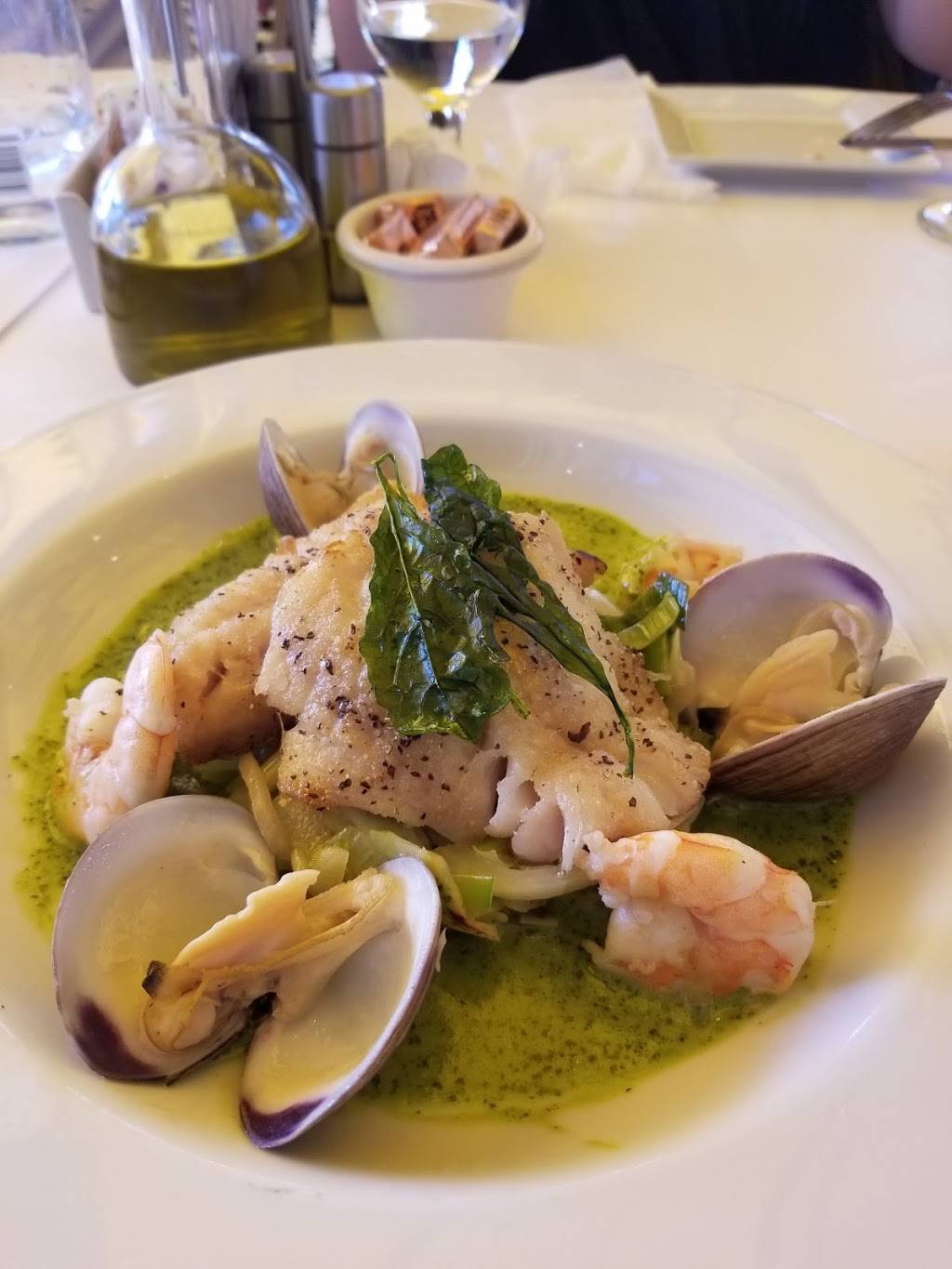 Le Petit Four | restaurant | 8654 Sunset Blvd, West Hollywood, CA 90069, USA | 3106523863 OR +1 310-652-3863