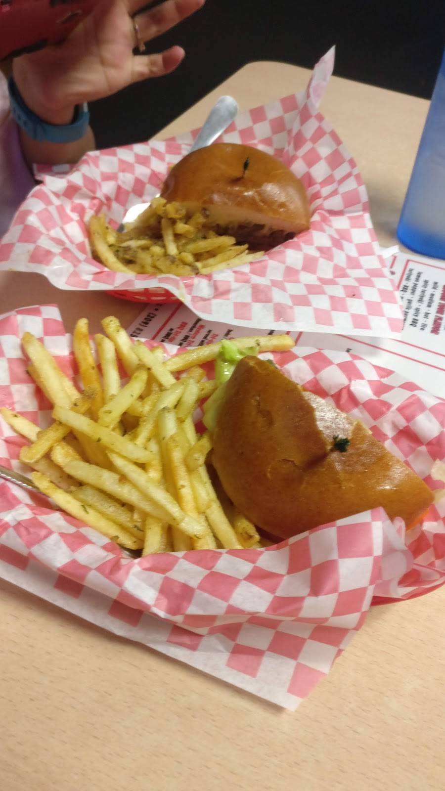 Shooters Wings & Things | restaurant | 1464 W Yosemite Ave, Manteca, CA 95337, USA | 2098258787 OR +1 209-825-8787