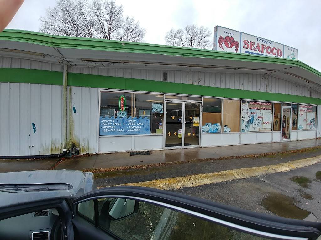 Town Seafood | restaurant | 317 Church St, Blackstone, VA 23824, USA | 4342925900 OR +1 434-292-5900
