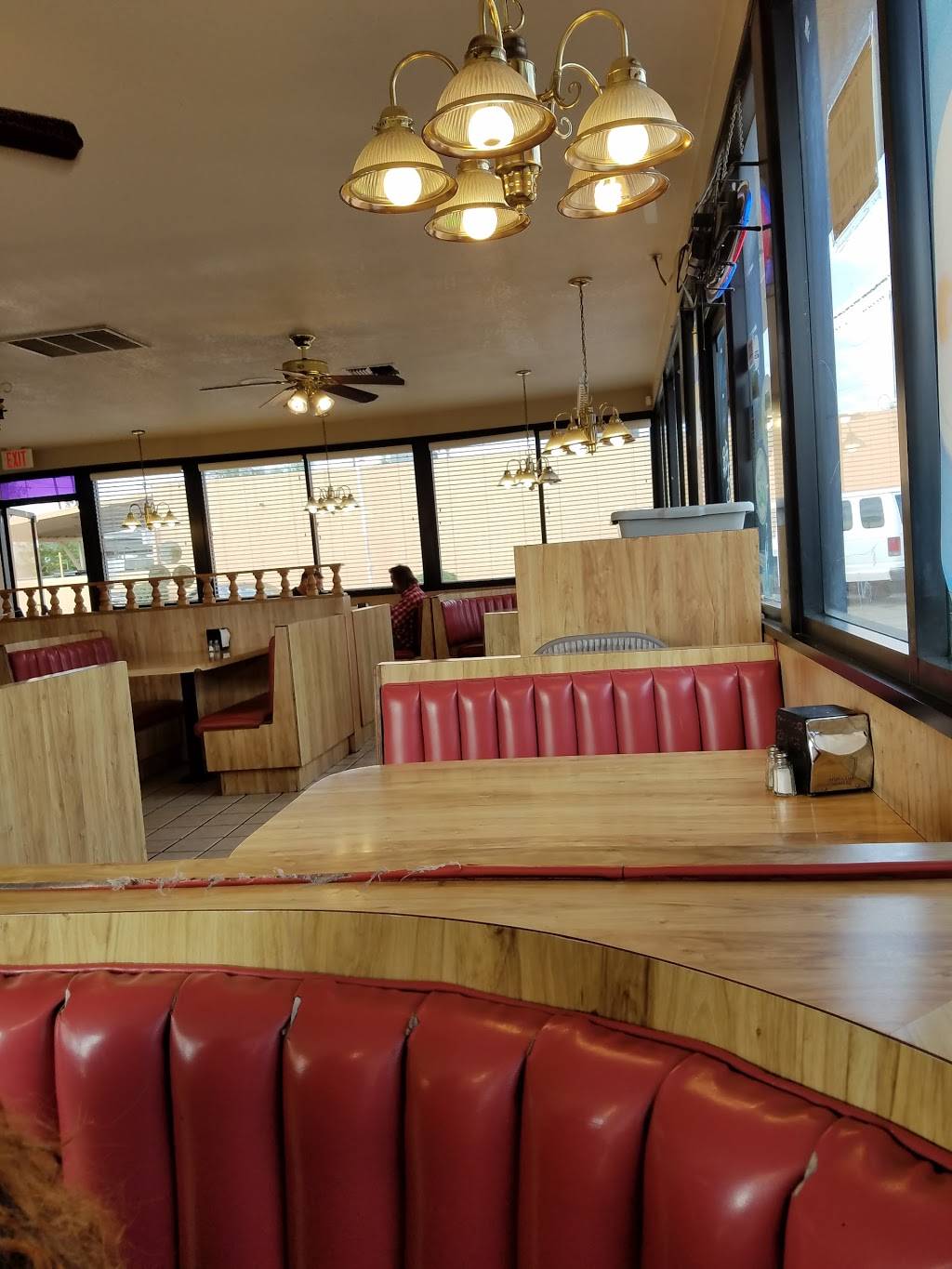 Burgertown | restaurant | 2720 W Orangethorpe Ave, Fullerton, CA 92833, USA | 6573789076 OR +1 657-378-9076