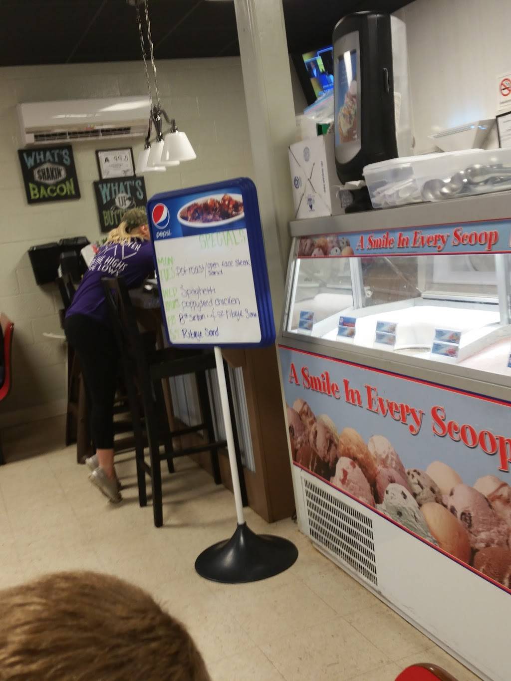 Lizzies Grill-N-Chill | restaurant | 1989 N Main St, Goldston, NC 27252, USA | 9198989918 OR +1 919-898-9918