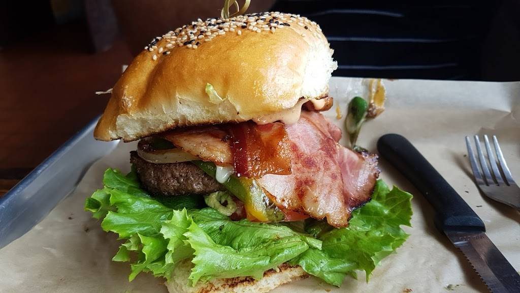 Hawx Burger Bar & Ice House | restaurant | 2895 Thousand Oaks, San Antonio, TX 78232, USA | 2103204299 OR +1 210-320-4299