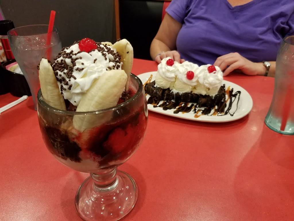 Friendlys | restaurant | 9103 Town Center Blvd, Voorhees Township, NJ 08043, USA | 8562297592 OR +1 856-229-7592