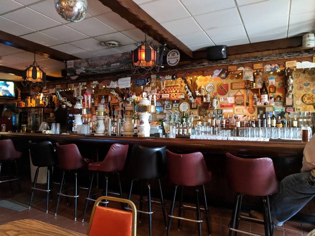 Resis Bierstube | restaurant | 2034 W Irving Park Rd, Chicago, IL 60618, USA | 7734721749 OR +1 773-472-1749