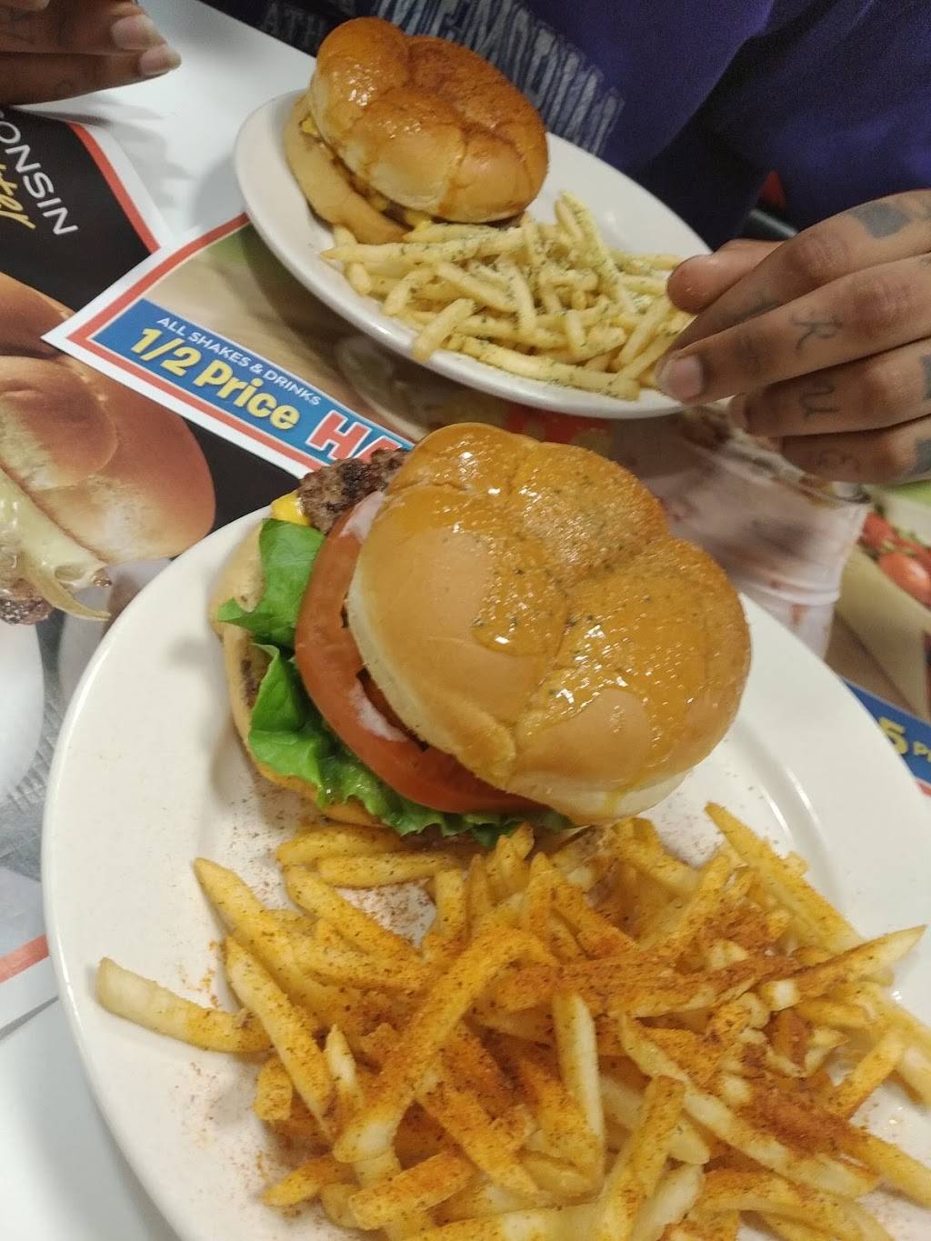 Steak n Shake | restaurant | 7561 E State Street, Rockford, IL 61108, USA | 8153959250 OR +1 815-395-9250