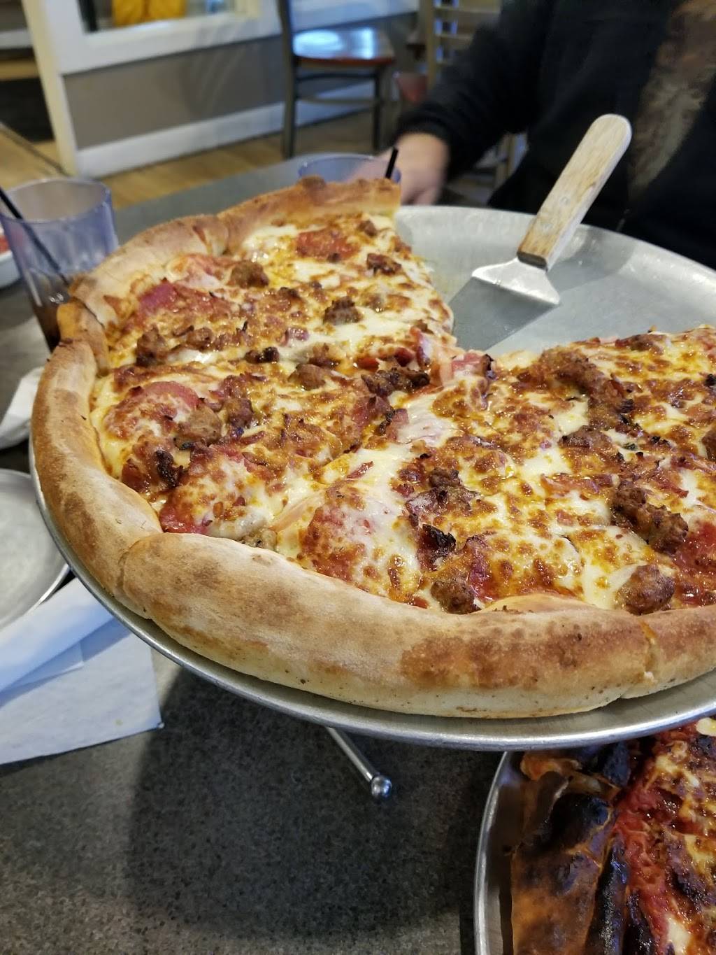 Big Bobs Pizza | restaurant | 661 Croswell Ave SE, Grand Rapids, MI 49506, USA | 6162330123 OR +1 616-233-0123