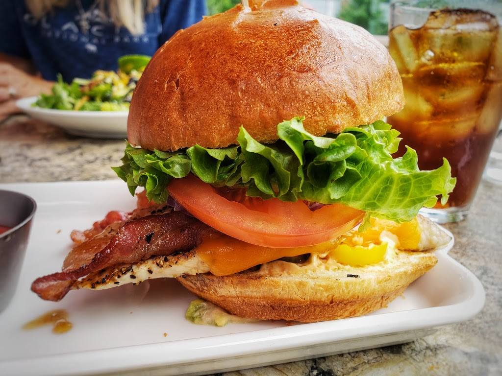 Earls Kitchen + Bar | restaurant | 1538 N Clybourn Ave a108, Chicago, IL 60610, USA | 3129293952 OR +1 312-929-3952