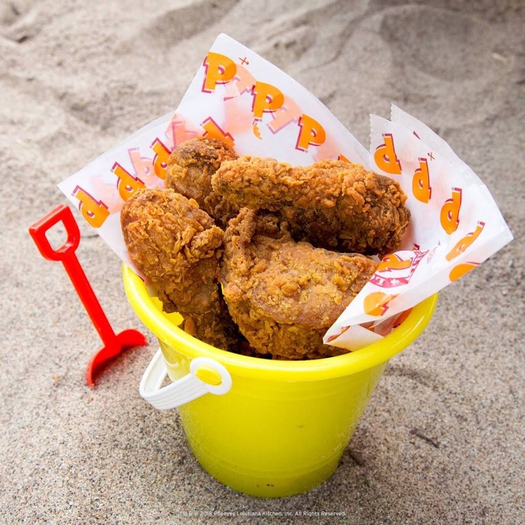 Popeyes | restaurant | 84 First Commerce Dr Unit #1, Aurora, ON L4G 0H5, Canada | 9057510900 OR +1 905-751-0900